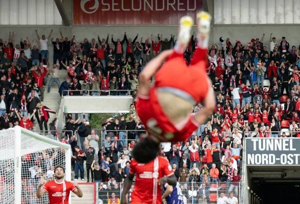 SOCCER REGIONAL LEAGUE NORTHEAST 2026–2027 SEASON, MATCHDAY 10: FC ROT WEISS ERFURT vs. FC ERZGEBIRGE AUE ** FOR EDITORIAL USE ONLY ** FOR EDITORIAL USE ONLY ** p September 19, 2026 Erfurt Soccer Northeast Regional League, Matchday 10, 2026–2027 Season, Steigerwaldstadion: FC Rot-Weiss Erfurt vs. FC Erzgebirge Aue. Pictured: RWE fans celebrating after Dustin Forkel’s 2–1 goal. 17 FC Rot-Weiss Erfurt, Germany, Thuringia, Erfurt. Copyright SaschaxFromm Copyright: SaschaxFromm doc87o5ocqx91u4eijbrw6 ,EDITORIAL USE ONLY Copyright: SaschaxFromm