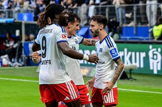 1-0 Goal scored by Capaldo Nicolás Terem Moffi Vieira Fabio with a header; HSV celebrates; Germany, Hamburg, Volksparkstadion, soccer, Bundesliga 1, Hamburger SV 1 FC Köln