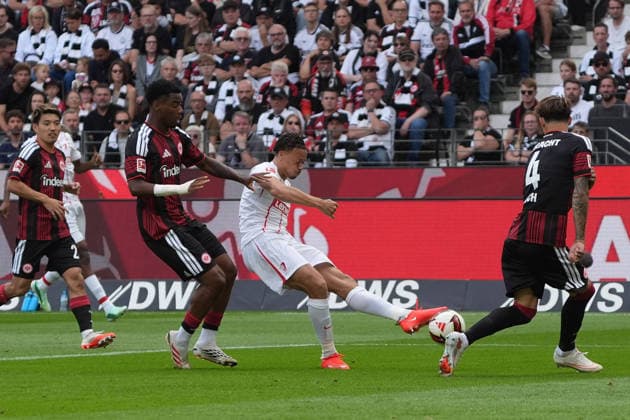 Derry Scherhant (SC Freiburg, 7) takes a shot on goal against Lilian Brassier (Eintracht Frankfurt), Robin Koch (Eintracht Frankfurt), September 19, 2026, Bundesliga, 2026–27 season, Eintracht Frankfurt vs. SC Freiburg, Deutsche Bank Park, Matchday 4