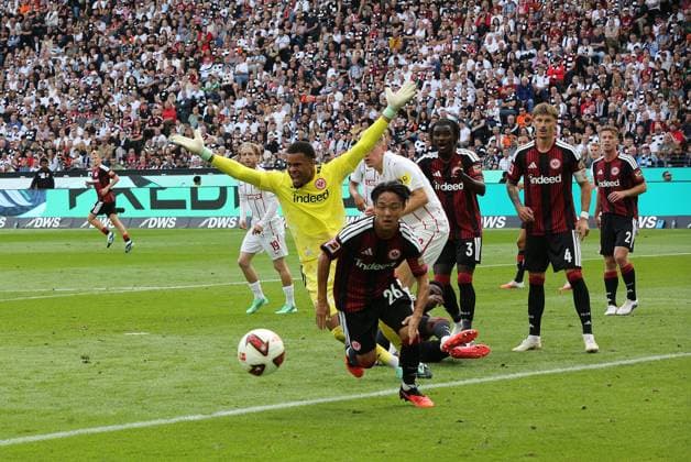 September 19, 2026 xmgoodx Frankfurt am Main, Deutsche Bank Park Bundesliga Season 2026–2027 Eintracht Frankfurt vs. SC Freiburg Goalkeeper Noah Atubolu 1, Eintracht Frankfurt is upset, Keita Kosugi 26, Eintracht Frankfurt sprints for the ball. DFL and DFB regulations prohibit any use of photographs as image sequences and or quasi-video.