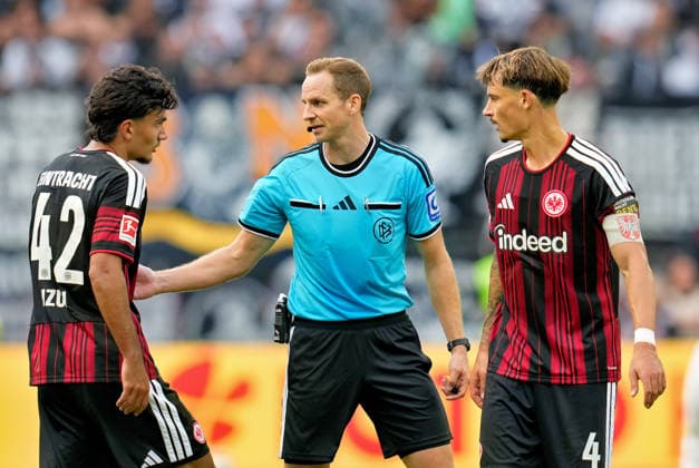 Referee Soeren Storks discusses the play with Can Uzun (Eintracht Frankfurt, 42) and Robin Koch (Eintracht Frankfurt, 4 GER), Eintracht Frankfurt vs. SC Freiburg, Bundesliga 1, Matchday 4, 2026–27 season, Deutsche Bank Park, Frankfurt, September 19, 2026 DFL REGULATIONS PROHIBIT ANY USE OF PHOTOGRAPHS AS IMAGE SEQUENCES AND OR QUASI-VIDEO Eintracht Frankfurt vs. SC Freiburg, 1 Bundesliga, Matchday 4, 2026–27 Season, September 19, 2026, Frankfurt am Main Copyright: xEibner-Pressefoto ScottxColemanx EP_SCN