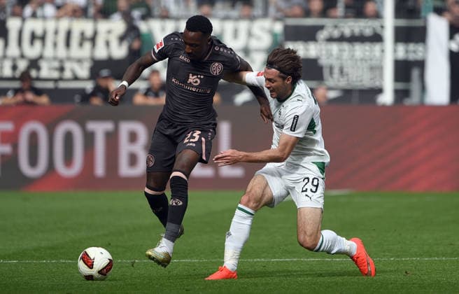 September 19, 2026, xhbx, Soccer, Bundesliga 1, Borussia Mönchengladbach 1 vs. FSV Mainz 05, Sheraldo Becker (FSV Mainz 05), Joe Scally, Borussia Mönchengladbach. DFL and DFB regulations prohibit any use of photographs as image sequences and or quasi-video. Mönchengladbach