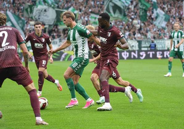Photo by Niclas FÜLLKRUG: Werder vs. Chrislain Matsima, Augsburg; right: Soccer, Bundesliga 1, Matchday 30 on Sat, Apr 18, 2026; Werder Bremen vs. Hamburger SV