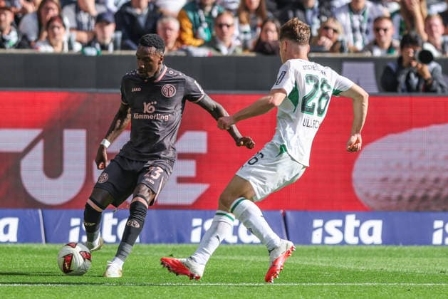 Soccer, Bundesliga 1, Matchday 4: Borussia Mönchengladbach vs. FSV Mainz 05 on September 19, 2026, at Ista Borussia Park in Mönchengladbach. Sheraldo Becker (Mainz), on the left, Lukas Ullrich (Mönchengladbach); on the right, DFL regulations prohibit any use of photographs as image sequences and or quasi-video xJRx