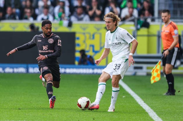 Soccer, Bundesliga 1, Matchday 4: Borussia Mönchengladbach 1, FSV Mainz 05 on September 19, 2026, at Ista Borussia Park in Mönchengladbach. Phillipp Mwene (Mainz), on the left, Hugo Bolin (Mönchengladbach); on the right, DFL regulations prohibit any use of photographs as image sequences and or quasi-video xJRx