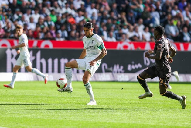 Soccer, Bundesliga 1, Matchday 4: Borussia Mönchengladbach 1, FSV Mainz 05 on September 19, 2026, at Ista Borussia Park in Mönchengladbach. Kevin Diks (Mönchengladbach), on the left: Sheraldo Becker (Mainz), on the right: DFL regulations prohibit any use of photographs as image sequences and or quasi-video xJRx