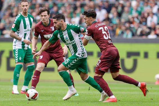 Ludovit Reis (SV Werder Bremen, 15) and Fabian Rieder (FC Augsburg, 32) in a one-on-one battle, duel, dynamic moment, action, game scene, DFL REGULATIONS PROHIBIT ANY USE OF PHOTOGRAPHS AS IMAGE SEQUENCES AND OR VIDEO-LIKE PHOTO SERIES DFL REGULATIONS PROHIBIT ANY USE OF PHOTOGRAPHS AS IMAGE SEQUENCES AND OR QUASI-VIDEO, September 19, 2026, Bremen, Germany, soccer, Bundesliga, SV Werder Bremen vs. FC Augsburg xobx