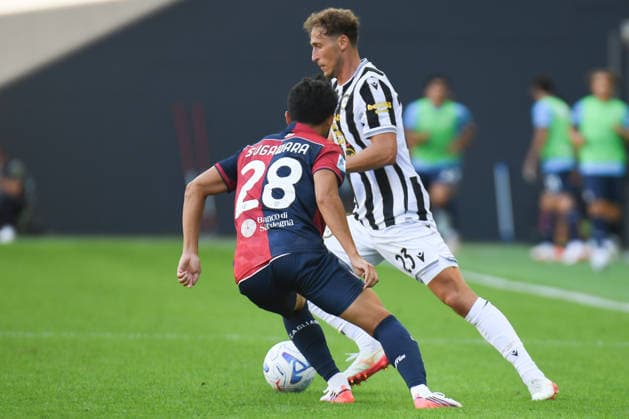 IPA88712848 - Udinese s Mergim Vojvoda in action against Cagliari s Boris Radunovic during the Udinese Calcio vs. Cagliari Calcio Serie A soccer match in Udine, Italy, on September 19, 2026  Copyright: xEttorexGriffoni IPAxSportx xx IPA88712848