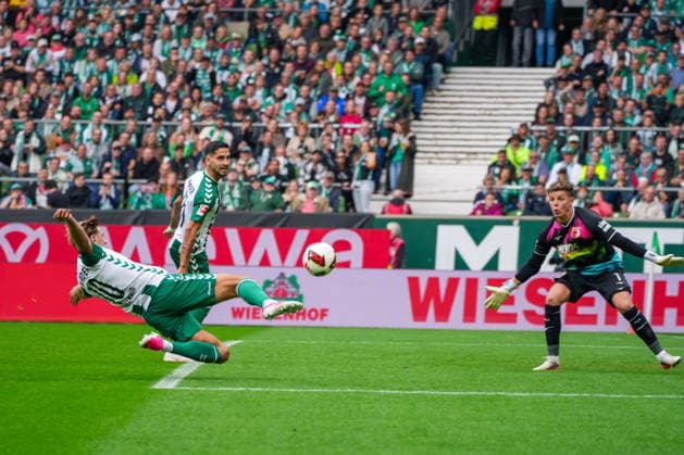 Niklas Füllkrug, Werder Bremen, 10; Finn Dahmen, FC Augsburg, 1; German Soccer, Bundesliga, 2026–27 Season, Matchday 4, September 19, 2026, Werder Bremen vs. FC Augsburg, Weserstadion, Bremen Copyright: xLeonxFrickx