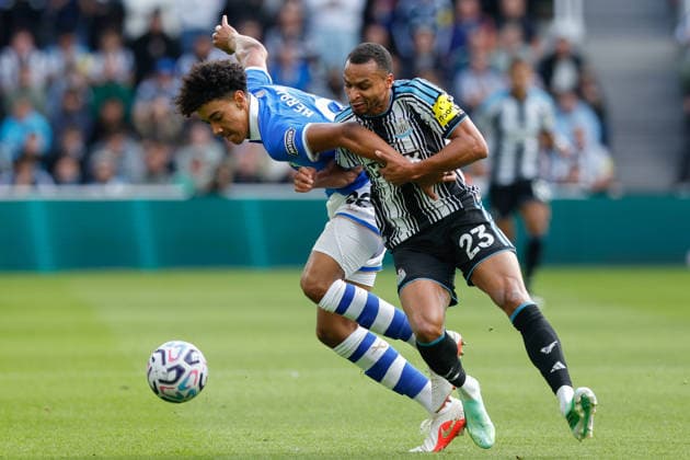 Newcastle United v Hull City, Premier League Jacob Murphy of Newcastle United battles with Lucas Herrington of Hull City during the Newcastle United v Hull City Premier League match at St. James Park, Newcastle Upon Tyne, England on 19 September 2026 Credit: Craig Cowan Every Second Media Editorial use only. All images are copyright Every Second Media Limited. No images may be reproduced without prior permission. All rights reserved. Premier League and Football League images are subject to licensing agreements with Football DataCo Limited. see https: www.football-dataco.com Copyright: xIMAGO EveryxSecondxMediax ESM-2174-0079 CraigxCowanx xEveryxSecondxMediax