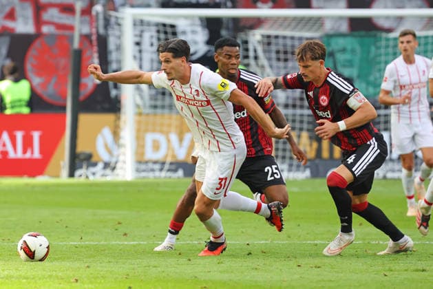 Frankfurt, Germany, September 19, 2026, Bundesliga 1, 2026–2027 Season, Matchday 4: Eintracht Frankfurt vs. SC Freiburg. Pictured: Igor Matanovic (SCF) beats out Raphael Onyedika (Frankfurt) and Robin Koch (Frankfurt). DFL and DFB regulations prohibit any use of photographs as image sequences and or quasi-video. Deutsche Bank Park Hessen Copyright: xFotostandx xRacochax
