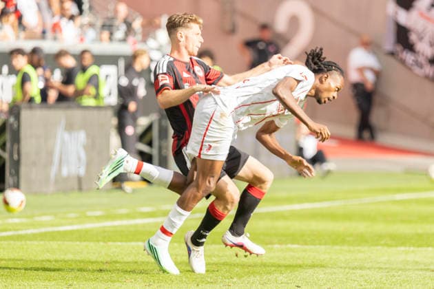 1 Bundesliga: Eintracht Frankfurt vs. SC Freiburg, September 19, 2026. Elias Baum (Eintracht Frankfurt, No. 2) and Jordy Makengo (SC Freiburg, No. 33) battle for the ball, Eintracht Frankfurt vs. SC Freiburg, Frankfurt, Deutsche Bank Park, September 19, 2026 Copyright: xBEAUTIFULxSPORTS Gawlikx