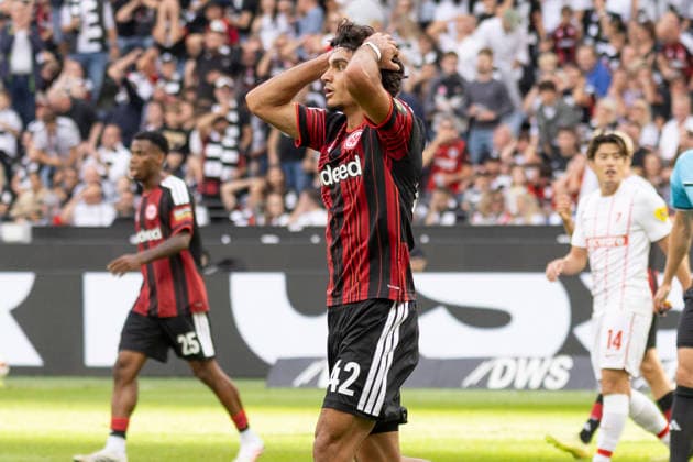 1 German Bundesliga: Eintracht Frankfurt vs. SC Freiburg, September 19, 2026. Can Uzun (Eintracht Frankfurt, No. 42) clutches his head after missing a chance, Eintracht Frankfurt vs. SC Freiburg, Frankfurt, Deutsche Bank Park, September 19, 2026 Copyright: xBEAUTIFULxSPORTS Gawlikx