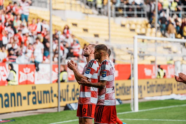German Soccer 3rd Division 2026–2027, Matchday 7: Alemannia Aachen vs. Fortuna Düsseldorf at Tivoli Aachen—Team among the visiting fans, disappointment, frustration, defeat, applause Copyright: xThiemoxRudolphx