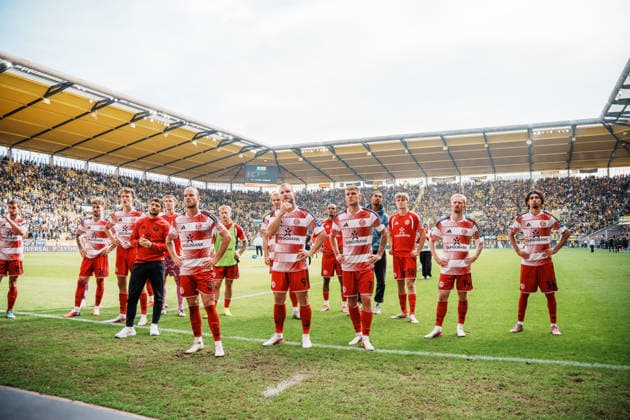 German Soccer 3rd Division 2026–2027, Matchday 7: Alemannia Aachen vs. Fortuna Düsseldorf at Tivoli Aachen—The team among the visiting fans, disappointment, frustration, defeat, applause, bewilderment Copyright: xThiemoxRudolphx