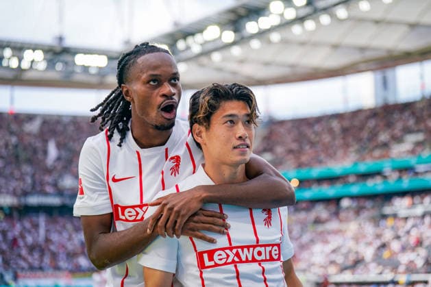 Germany Soccer Bundesliga 2026–2027, Matchday 4: Eintracht Frankfurt vs. SC Freiburg at Deutsche Bank Park in Frankfurt; goal and goal celebration following the 2–2 equalizer by Yuito Suzuki of SC Freiburg (No. 14); joy, emotion, and celebration with Jordy Makengo of SC Freiburg (No. 33) Copyright: xJOERANxSTEINSIEKx