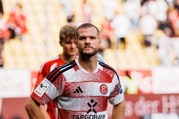 German Soccer 3rd Division 2026–2027, Matchday 7: Alemannia Aachen vs. Fortuna Düsseldorf at Tivoli Aachen—defeat, sadness, fans, devastated, disappointment, heads hanging low, emotions, portrait, Eric Hottmann of Fortuna Düsseldorf, 9, after the game in front of fans Copyright: xThiemoxRudolphx
