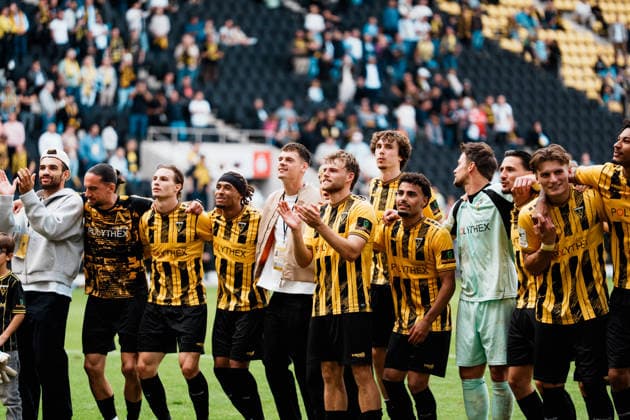 Germany Soccer 3rd Division 2026–2027, Matchday 7: Alemannia Aachen vs. Fortuna Düsseldorf at Tivoli Aachen; the team with the fans in the Werner Fuchs Stand; victory, Cheering, Celebrating, Fans, Win, Emotions, Manuel Riemann (Alemannia Aachen), 1, Mehdi Loune (Alemannia Aachen), 10, Jonas Oehmichen (Alemannia Aachen), 44, Mika Schroers (Alemannia Aachen), 27 Copyright: xThiemoxRudolphx