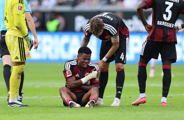 September 19, 2026, Bundesliga Soccer, Eintracht Frankfurt vs. SC Freiburg, from left, Raphael Onyedika of Eintracht Frankfurt holds his shoulder with a pained expression. DFL DFB REGULATIONS PROHIBIT ANY USE OF PHOTOGRAPHS AS IMAGE SEQUENCES AND OR QUASI-VIDEO xdcx Copyright: HMBxMedia Claus