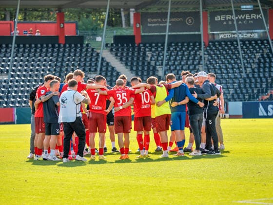 Post-game team huddle: SSV Jahn Regensburg GER, Soccer, VfB Stuttgart II vs. SSV Jahn Regensburg, 3rd Division, Matchday 7, 2026–2027 season, September 19, 2026 GER, soccer, VfB Stuttgart II vs. SSV Jahn Regensburg, 3. Liga, Matchday 7, 2026–2027 season, September 19, 2026 Aspach Copyright: xCarstenxSchweringx EP_CSG
