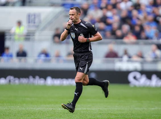 Everton v Ipswich Town, Premier League Referee, Stuart Attwell disallows a goal from Thierno Barry of Everton during the Everton v Ipswich Town Premier League match at the Hill Dickinson Stadium, Liverpool, England on 19 September 2026 Credit: Luke Williams Every Second Media Editorial use only. All images are copyright Every Second Media Limited. No images may be reproduced without prior permission. All rights reserved. Premier League and Football League images are subject to licensing agreements with Football DataCo Limited. see https: www.football-dataco.com Copyright: xIMAGO EveryxSecondxMediax ESM-2172-0052 LukexWilliamsx xEveryxSecondxMediax