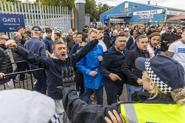 Millwall v West Ham United - EFL Championship LONDON, UNITED KINGDOM - SEPTEMBER 19: Football supporters scuffle with police outside The Den following the English Football League (EFL) Championship match between Millwall and West Ham United in London, UK, on September 19, 2026. The match ended in a 2-2 draw, with the two clubs meeting for the 100th competitive time and renewing one of English football’s historic rivalries after more than 14 years. Stringer Anadolu London United Kingdom. Editorial use only. Please get in touch for any other usage.  Copyright: x2026xAnadoluxStringerx