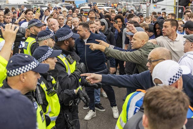 Millwall v West Ham United - EFL Championship LONDON, UNITED KINGDOM - SEPTEMBER 19: Football supporters scuffle with police outside The Den following the English Football League (EFL) Championship match between Millwall and West Ham United in London, UK, on September 19, 2026. The match ended in a 2-2 draw, with the two clubs meeting for the 100th competitive time and renewing one of English football’s historic rivalries after more than 14 years. Stringer Anadolu London United Kingdom. Editorial use only. Please get in touch for any other usage.  Copyright: x2026xAnadoluxStringerx