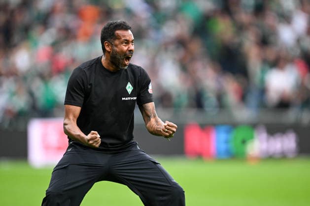 1 Bundesliga: SV Werder Bremen vs. FC Augsburg on September 19, 2026, at the Weserstadion in Bremen. Coach Daniel Thioune. Bremen celebrates after the victory. MT