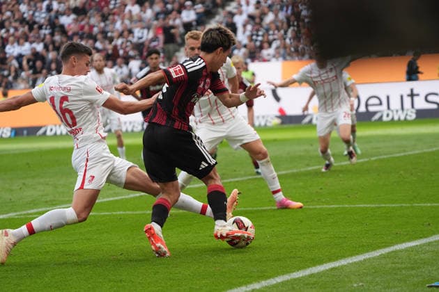 Yannik Engelhardt (SC Freiburg) makes a save against Ritsu Doan (Eintracht Frankfurt) on September 19, 2026, Bundesliga, Season 26-27, Eintracht Frankfurt vs. SC Freiburg, Deutsche Bank Park, Matchday 4