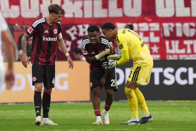 Raphael Onyedika of Eintracht Frankfurt has injured his shoulder and is in pain. September 19, 2026. Bundesliga, 2026–27 season. Eintracht Frankfurt vs. SC Freiburg, Deutsche Bank Park, Matchday 4