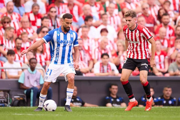 September 19, 2026, Bilbao, Vizcaya, SPAIN: Abde Rebbach of Deportivo Alaves competes for the ball with Robert Navarro of Athletic Club during the LaLiga EA Sports match between Athletic Club and Deportivo Alaves at San Mames on September 19, 2026, in Bilbao, Spain. Athletic Club V Deportivo Alaves - LaLiga EA Sports  - ZUMAa181 20260919_zaa_a181_150 Copyright: xRicardoxLarreinax