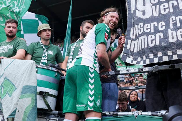 Mitchell Weiser of Werder Bremen celebrates his goal in the 3–2 victory on the fence of the fan section with the fans during the Bundesliga match between SV Werder Bremen and FC Augsburg at Weserstadion on September 19, 2026, in Bremen, Germany. Photo by Marco Steinbrenner, DeFodi Images. Mitchell Weiser of Werder Bremen celebrates his goal in the 3–2 victory on the fence of the supporters’ stand with the fans during the Bundesliga match between SV Werder Bremen and FC Augsburg at Weserstadion on September 19, 2026 in Bremen, Germany. Photo by Marco Steinbrenner, DeFodi Images. DFB and DFL regulations prohibit any use of photographs as image sequences and or quasi-video. Photo by Marco Steinbrenner, DeFodi Images.