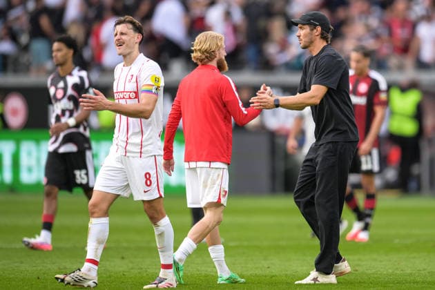 Soccer, Bundesliga 1, 20260919, SG Eintracht Frankfurt vs. SC Freiburg. Pictured, from left: Niklas BESTE of Freiburg, 19, and Freiburg coach Julian SCHUSTER after the final whistle at Deutsche Bank Park in Frankfurt, Hesse, Germany Copyright: Passion2Press MarkusxFischerx