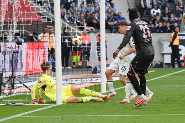 Danny da Costa of Mainz 05 (right) scores the goal on April 2, 2026, Soccer, 1. Bundesliga, 2026–2027 season, Matchday 4, Borussia Mönchengladbach 1 FSV Mainz 05. DFL regulations prohibit any use of photographs as image sequences and or quasi-video. Mönchengladbach, Borussia Park, North Rhine-Westphalia, Germany Team2