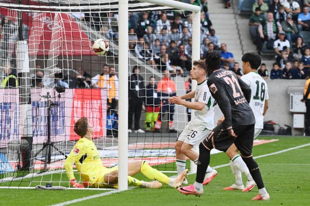 Danny da Costa of Mainz 05 (right) scores the goal on April 2, 2026, Soccer, 1. Bundesliga, 2026–2027 season, Matchday 4, Borussia Mönchengladbach 1 FSV Mainz 05. DFL regulations prohibit any use of photographs as image sequences and or quasi-video. Mönchengladbach, Borussia Park, North Rhine-Westphalia, Germany Team2