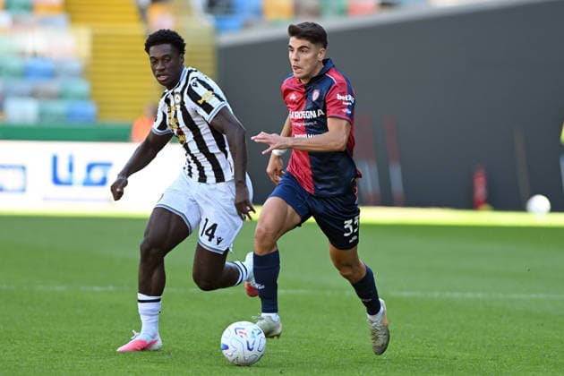 JAMES ABANKWAH, Udinese, ADAM OBERT, Cagliari, Serie A 2026-27, Udinese-Cagliari 0-1, azione, action, contrasto SERIE A 2026-27 UDINESE-CAGLIARI 0-1