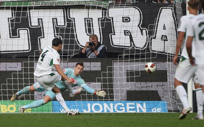 September 19, 2026, xhbx, Soccer, Bundesliga 1, Borussia Mönchengladbach 1 FSV Mainz 05 v l Kevin Diks Borussia Mönchengladbach, Alexander Schwolow, FSV Mainz 05. DFL and DFB regulations prohibit any use of photographs as image sequences and or quasi-video. Mönchengladbach