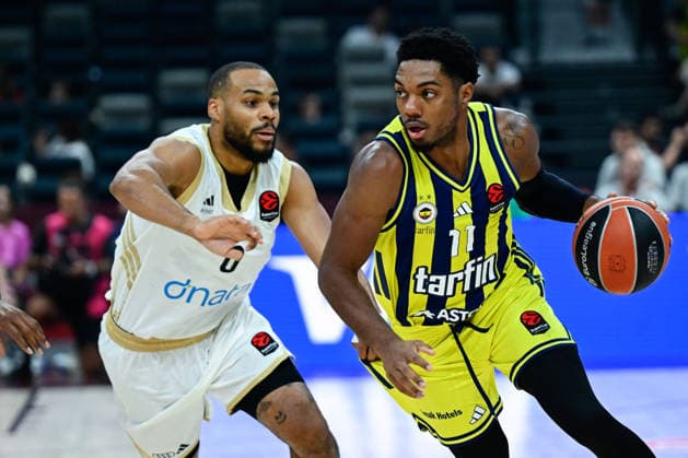 Fenerbahce Tarfin v Dubai Basketball - EuroLeague Basketball SuperCup ABU DHABI, UNITED ARAB EMIRATES - SEPTEMBER 19: Fenerbahce Tarfin player Trent Forrest (11) and Dubai Basketball player Elie Okobo in action during the EuroLeague Basketball SuperCup third-place game between Dubai Basketball and Fenerbahce Tarfin at Etihad Arena in Abu Dhabi, United Arab Emirates, on September 19, 2026. Arif Hüdaverdi Yaman Anadolu Abu Dhabi United Arab Emirates. Editorial use only. Please get in touch for any other usage.  Copyright: x2026xAnadoluxArifxHüdaverdixYamanx