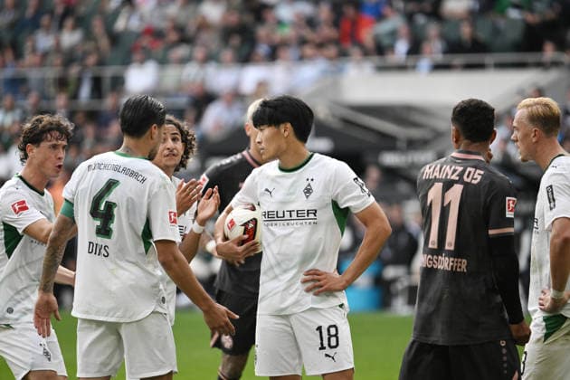A dispute among the Gladbach players over who should take the second penalty kick: v li, Lukas Ullrich (Borussia Mönchengladbach), Kevin Diks (Borussia Mönchengladbach), Wael Mohya (Borussia Mönchengladbach), Shuto Machino (Borussia Mönchengladbach), September 19, 2026, Soccer, Bundesliga 1, 2026–2027 season, Matchday 4, Borussia Mönchengladbach 1–FSV Mainz 05. DFL regulations prohibit any use of photographs as image sequences and or quasi-video. Mönchengladbach, Borussia Park, North Rhine-Westphalia, Germany Team2