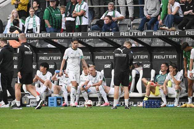 Borussia Mönchengladbach players after the loss; Kevin Diks in the center. Borussia Mönchengladbach, September 19, 2026; Soccer, Bundesliga 1, 2026–2027 season, Matchday 4, Borussia Mönchengladbach 1 vs. FSV Mainz 05. DFL regulations prohibit any use of photographs as image sequences and or quasi-video. Mönchengladbach, Borussia Park, North Rhine-Westphalia, Germany Team2