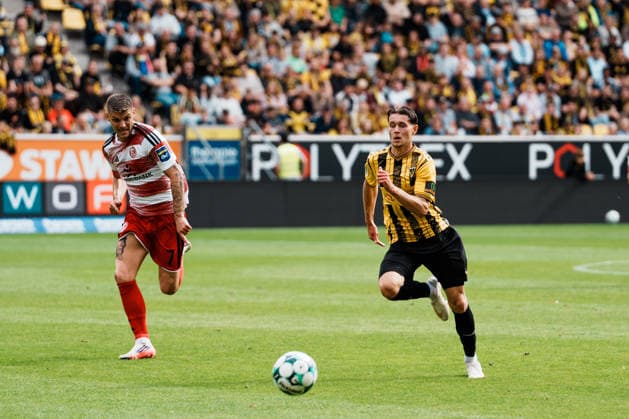 German Soccer 3rd Division 2026–2027, Matchday 7: Alemannia Aachen vs. Fortuna Düsseldorf at Tivoli Aachen—a footrace between Georg Ermolaev of Alemannia Aachen (No. 20) and Erik Wekesser of Fortuna Düsseldorf (No. 7)—sprint, battle Copyright: xThiemoxRudolphx