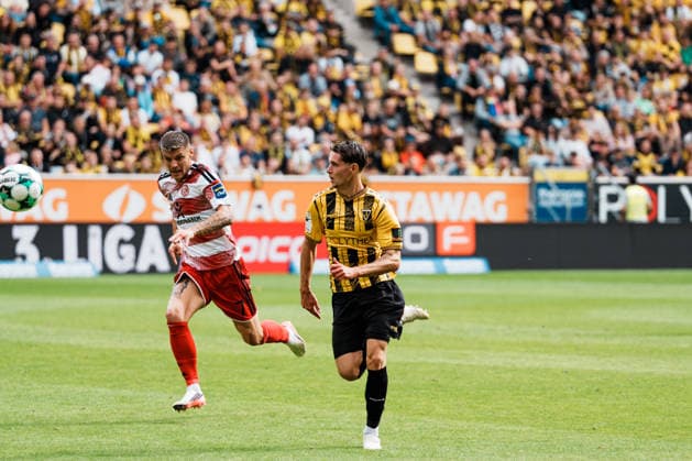 German Soccer 3rd Division 2026–2027, Matchday 7: Alemannia Aachen vs. Fortuna Düsseldorf at Tivoli Aachen—a footrace between Georg Ermolaev of Alemannia Aachen (No. 20) and Erik Wekesser of Fortuna Düsseldorf (No. 7)—sprint, battle Copyright: xThiemoxRudolphx