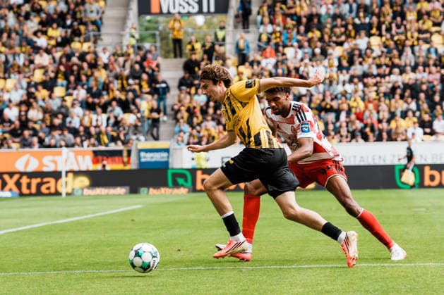 Germany Soccer 3rd Division 2026–2027, Matchday 7: Alemannia Aachen vs. Fortuna Düsseldorf at Tivoli Aachen—dribbling, possession, on the ball, build-up play, vision, sprint—Louis Köster (Alemannia Aachen), 8 vs. Elias Egouli (Fortuna Düsseldorf), 44 near the penalty area Copyright: xThiemoxRudolphx