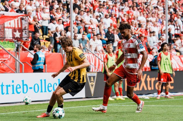 Germany Soccer 3rd Division 2026–2027, Matchday 7: Alemannia Aachen vs. Fortuna Düsseldorf at Tivoli Aachen—dribbling, possession, on the ball, build-up play, vision, sprint—Louis Köster (Alemannia Aachen), 8 vs. Elias Egouli (Fortuna Düsseldorf), 44 near the penalty area Copyright: xThiemoxRudolphx