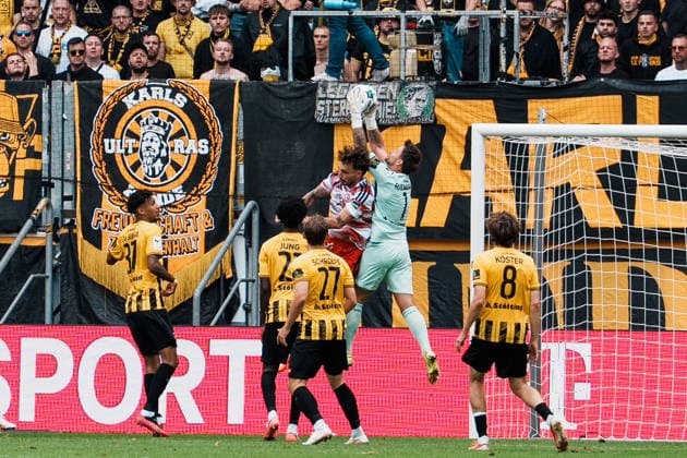German Soccer 3rd Division 2026–2027, Matchday 7: Alemannia Aachen vs. Fortuna Düsseldorf at Tivoli Aachen. Manuel Riemann (Alemannia Aachen, No. 1) intercepts the ball in front of Fabian Schleusener (Fortuna Düsseldorf, No. 24); save; clean sheet. Copyright: xThiemoxRudolphx
