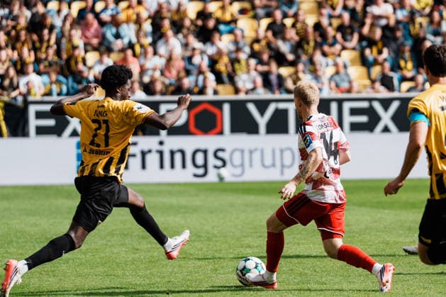 Germany Soccer 3rd Division 2026–2027, Matchday 7: Alemannia Aachen vs. Fortuna Düsseldorf at Tivoli Aachen; Jomaine Consbruch (Fortuna Düsseldorf), 14: dribbling, possession, on the ball, build-up play, awareness vs. Gideon Jung (Alemannia Aachen), 21 Copyright: xThiemoxRudolphx