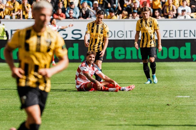 German Soccer 3rd Division 2026–2027, Matchday 7: Alemannia Aachen vs. Fortuna Düsseldorf at Tivoli Aachen. No penalty kick; Fabian Schleusener of Fortuna Düsseldorf, 24, alone in front of Manuel Riemann of Alemannia Aachen, 1, smiles in disbelief. Copyright: xThiemoxRudolphx