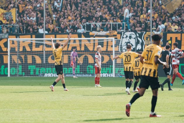 Germany Soccer 3rd Division 2026–2027, Matchday 7: Alemannia Aachen vs. Fortuna Düsseldorf at Tivoli Aachen—red card for Elias Egouli of Fortuna Düsseldorf in the 44th minute after a foul on Mika Schroers of Alemannia Aachen (No. 27), followed by protests from Louis Köster of Alemannia Aachen (No. 8) Copyright: xThiemoxRudolphx