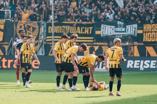 German Soccer 3rd Division 2026–2027, Matchday 7: Alemannia Aachen vs. Fortuna Düsseldorf at Tivoli Aachen—red card for Elias Egouli of Fortuna Düsseldorf in the 44th minute after a foul on Mika Schroers of Alemannia Aachen (No. 27); injury Copyright: xThiemoxRudolphx