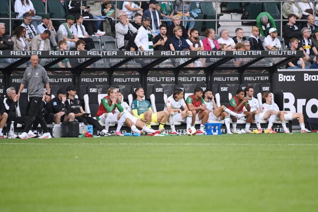 Borussia Mönchengladbach s bench with interim coach Jan Moritz Lichte, left, and the substitutes, September 19, 2026, Soccer, Bundesliga, 2026–2027 season, Matchday 4, Borussia Mönchengladbach vs. FSV Mainz 05. DFL regulations prohibit any use of photographs as image sequences and or quasi-video. Mönchengladbach, Borussia Park, North Rhine-Westphalia, Germany Team2
